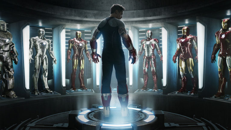 imagem do homem de ferro em frente às suas roupas de super heroi