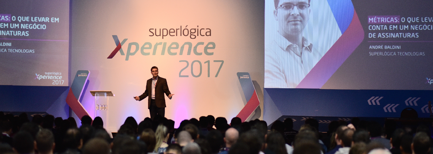 imagem de um palestrante no evento da Superlogica Xperience