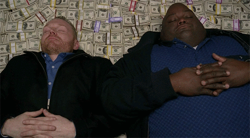 imagem de dois personagens do breaking bad deitados no dinheiro