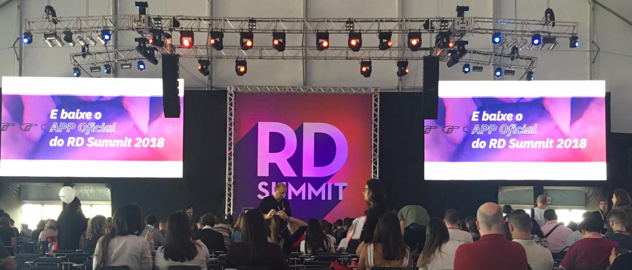 foto do rd summit em uma palestra