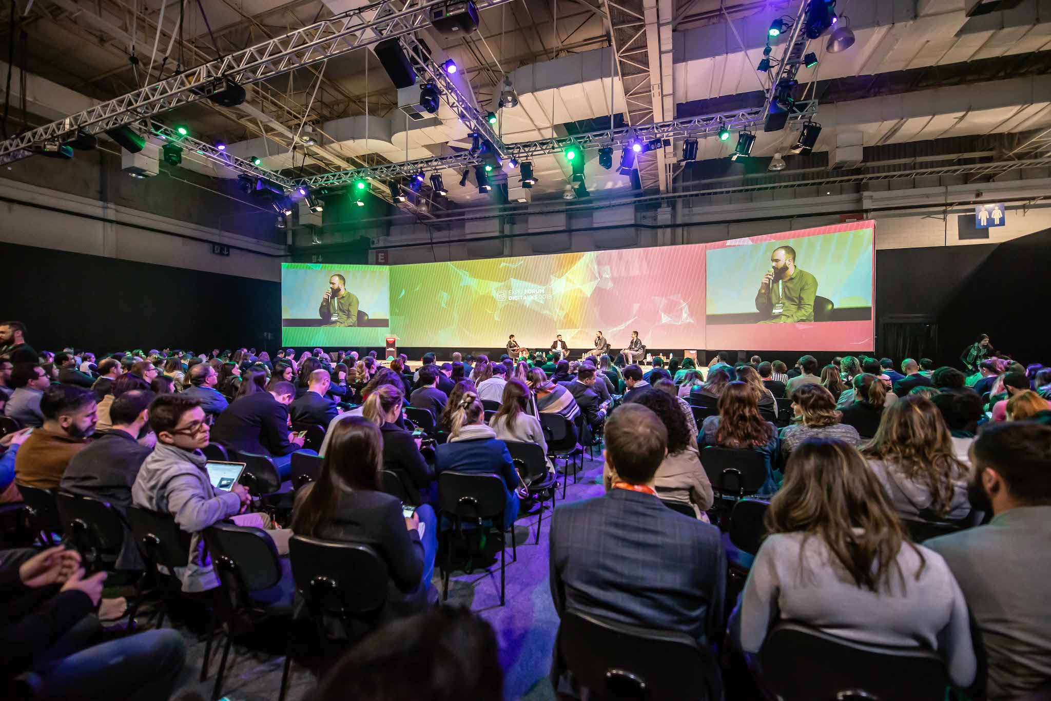 Pessoas assistindo à palestra no Expo Fórum Digitalks